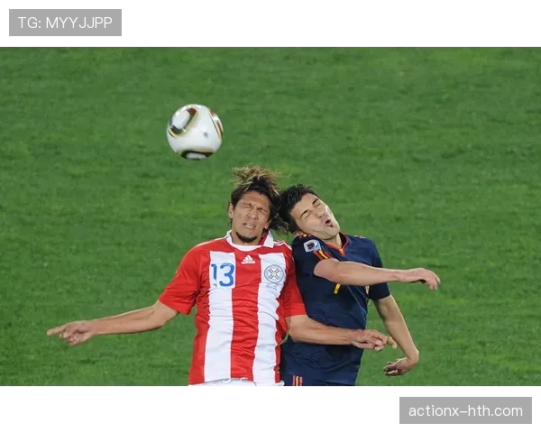 拉菲尼亚这生活简直两重天，球场上拼命，离队后豪宅养娃像过假期似的？