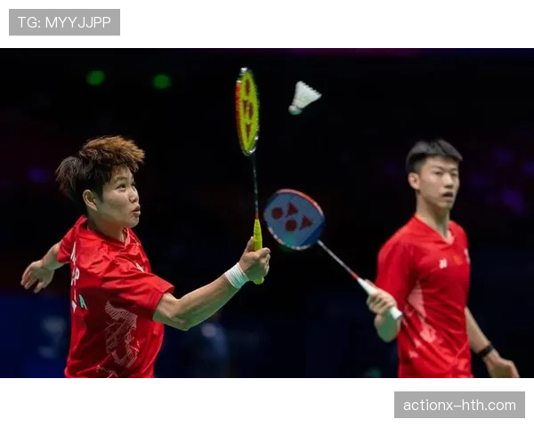 冯彦哲训练完直接瘫在场边啃蛋白棒，这自律程度真不是一般人扛得住的