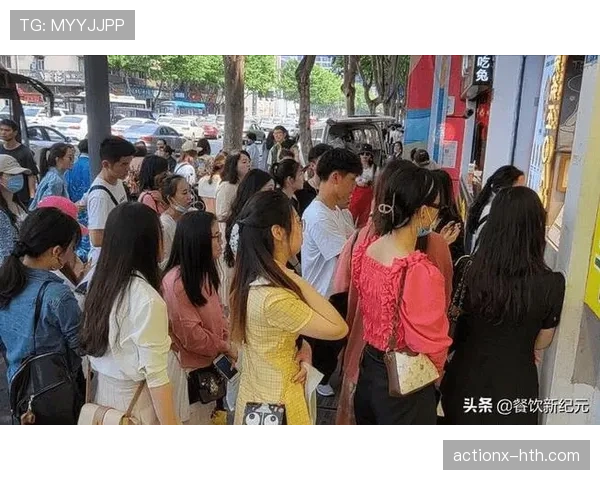 掌敏洁戴着几万墨镜排队买奶茶，现场我差点笑出声